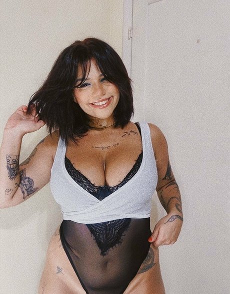 Kennya Raposo model top images