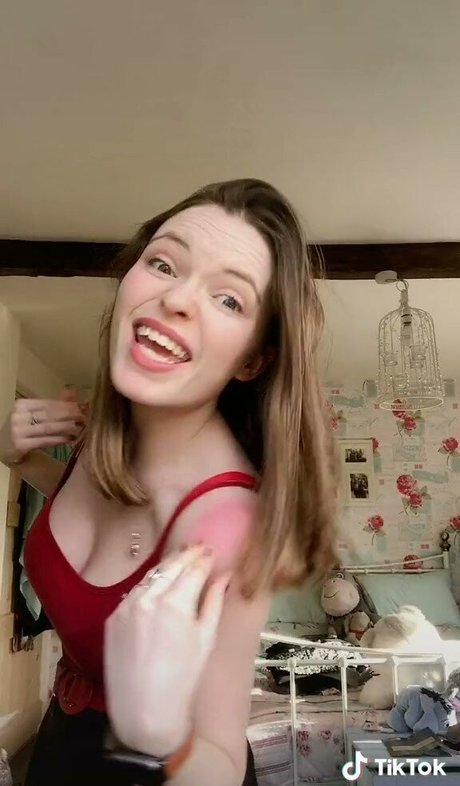 Ellie Littlechild star top picture