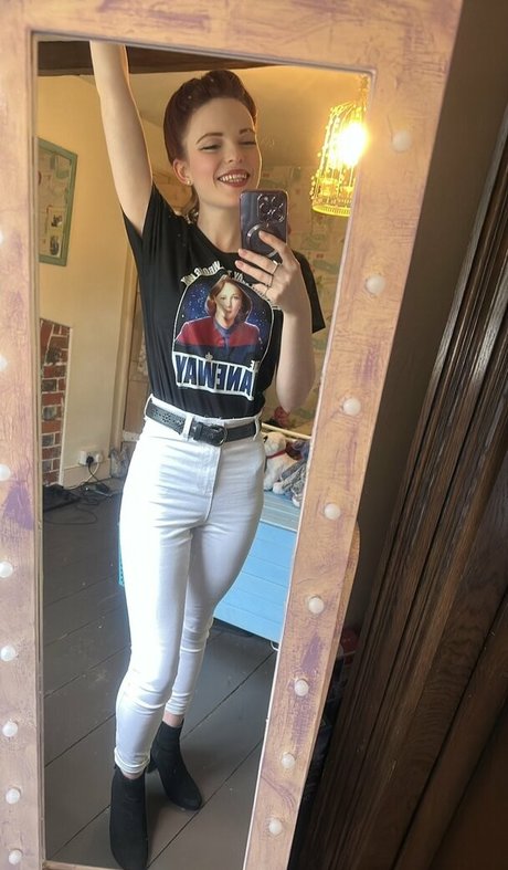 Ellie Littlechild model naked pictures