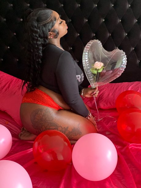 LuuhTee exclusive model pic