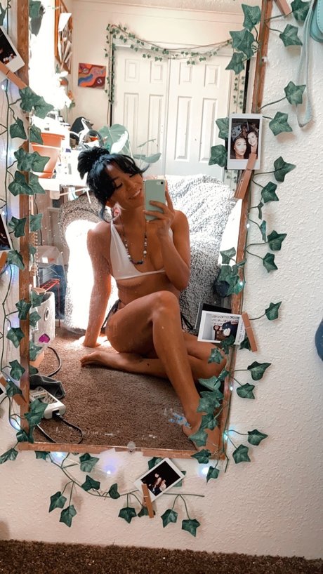 Lil Asian nudes actress photo