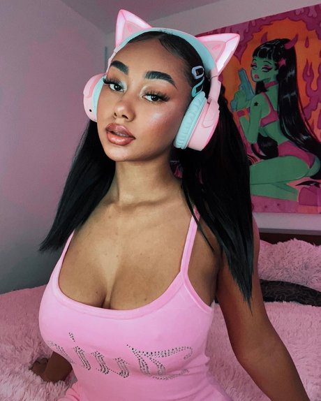 llleasy pretty actress images