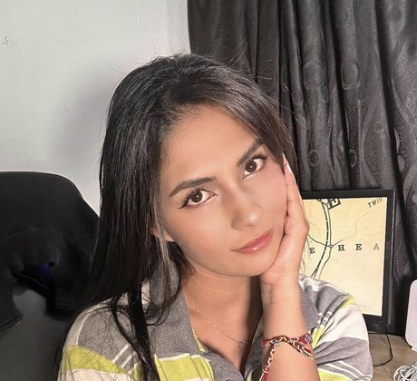 Annie Guzman nude thumbnail