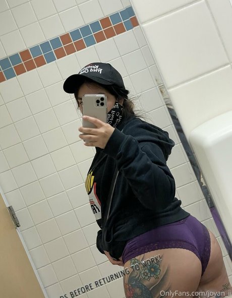 Daisyy x model adult image