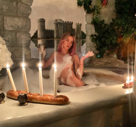 Lola Abbey pornstar art photos