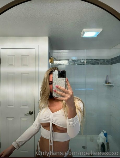 noelleeexoxo xxx pornstar photo