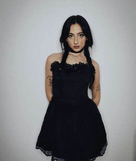 Devinevola pretty model picture