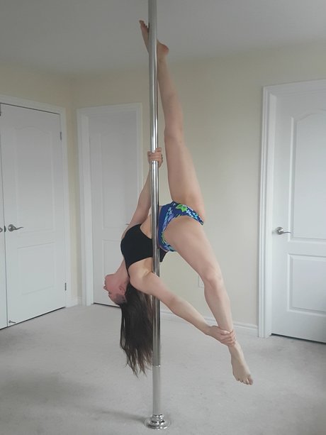 PoleLife xxx model pictures