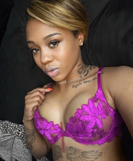 Yuno Zaza pornstar nude image