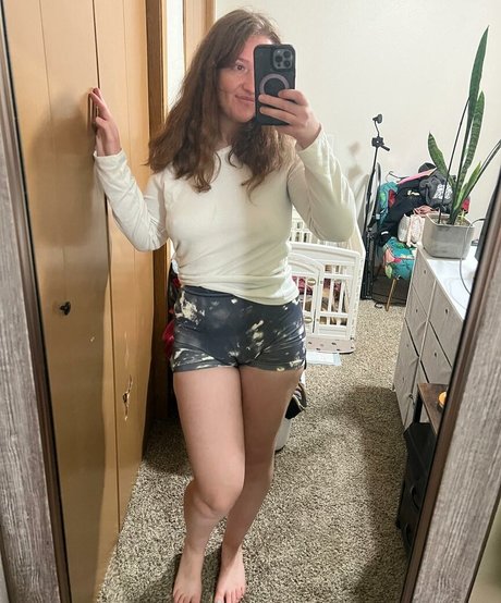 Adorablelilli nude pornstar image