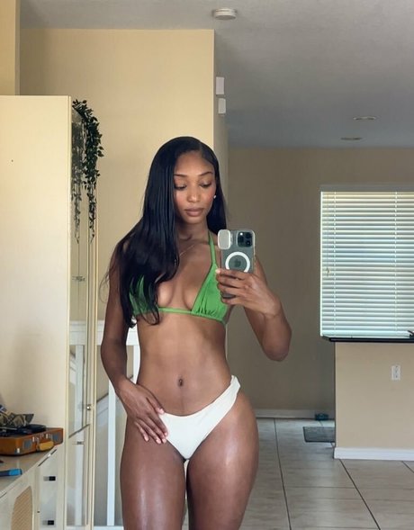 warriyah naked model photo