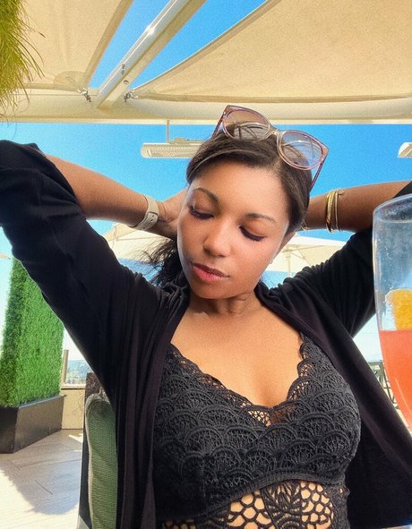 Mica Burton art model photo