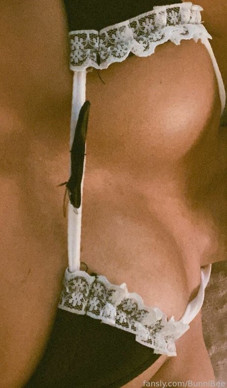 BunniBee model erotic archive