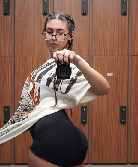 flexwness model nude photo