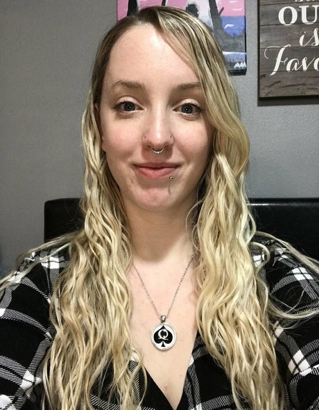 HotwifeAly porn actress photos