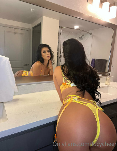 lucymomma model beautiful pic