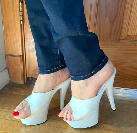 devonssexyfeet adult star gallery