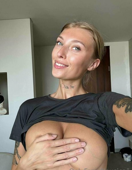 youliakyolner erotic model img