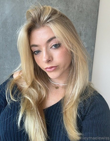rileymaetwo naked actress pics