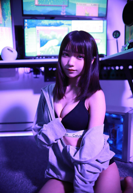 Izuchinono model sexy pic