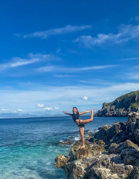 lauragetshigh naked model pic