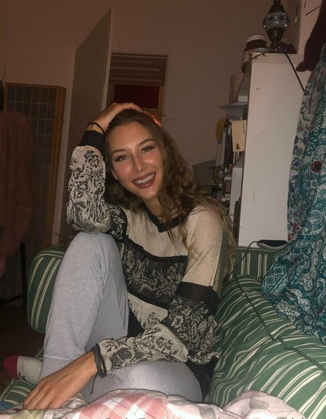 lauragetshigh pretty star pic