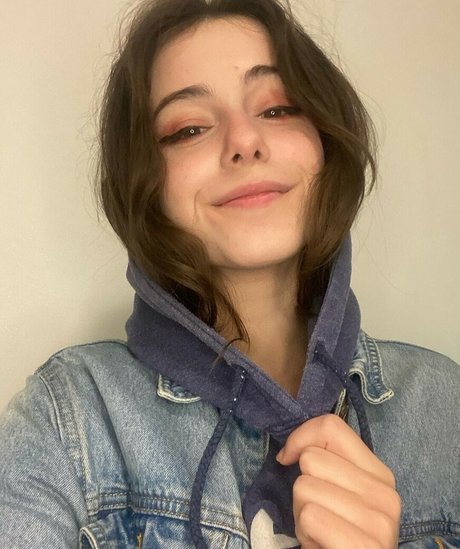 Gil Liany nude thumbnail