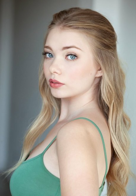 Emilia McCarthy model pretty img