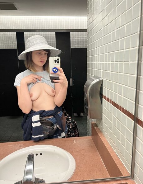 petite teen onlyfans pretty pic