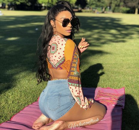 herfeetonfleek_ model porn pic