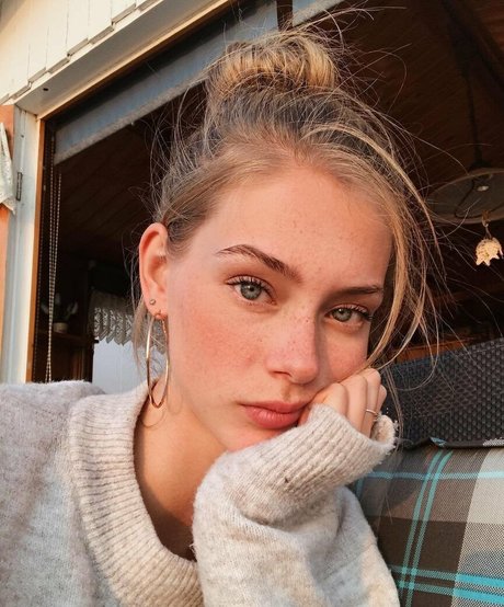 Lauren De Graaf pretty actress photo