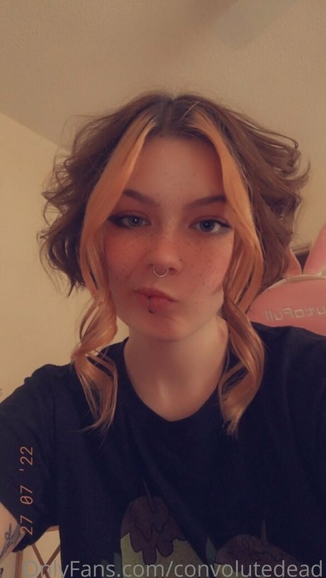 convolutedead free model photo