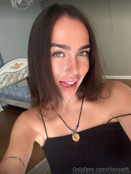 rileyswift hot actress img