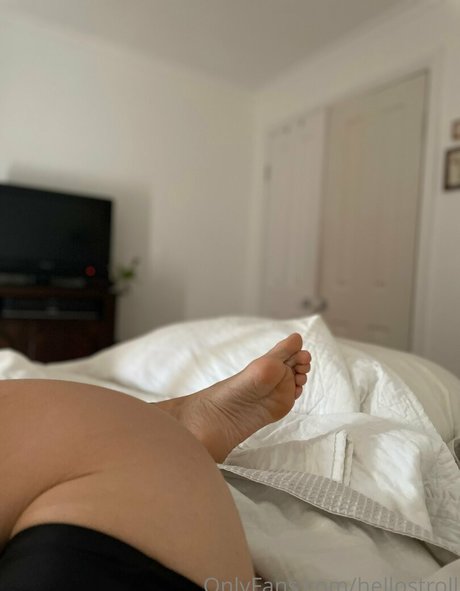hellostroll nude thumbnail