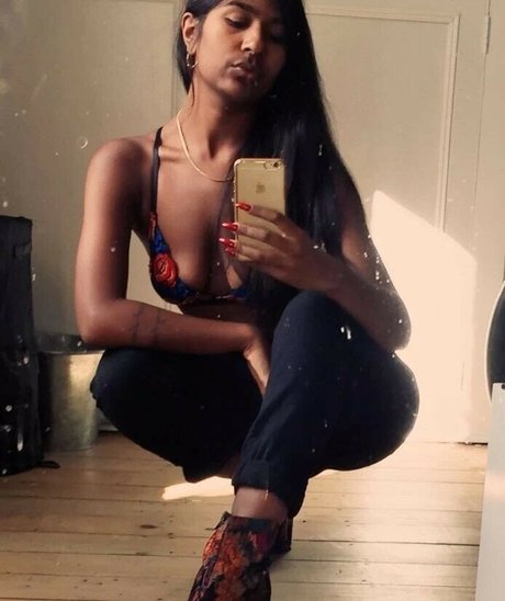 Ash Sarkar model nude picture