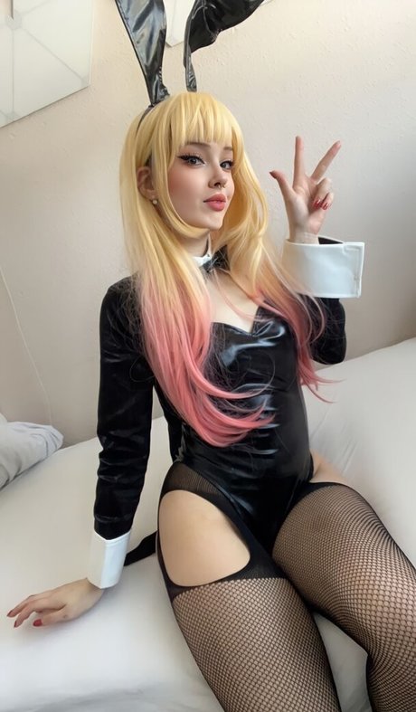 OMGPopx model photo