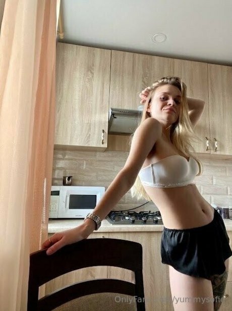 yummysofie naked pornstar image