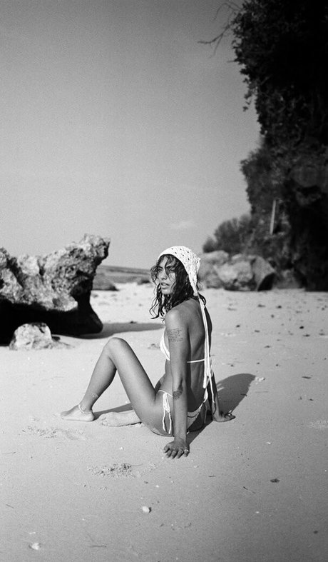 Vanessa Moe star sexy pic