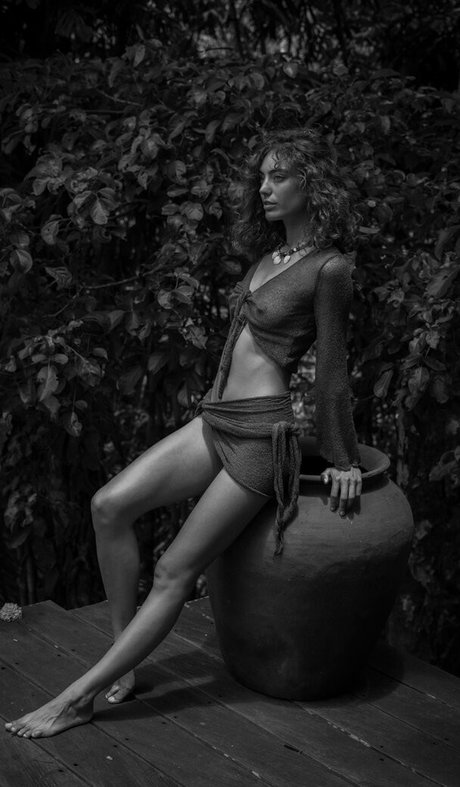 Vanessa Moe art model archive