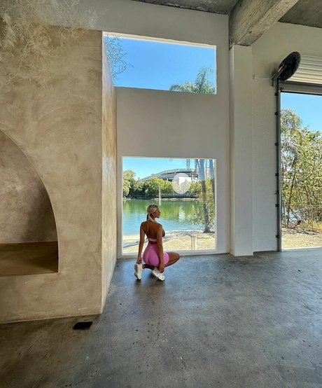 Pandora Bonsor star sexy image