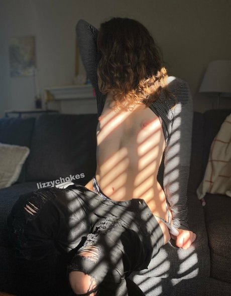 LizzyChokes model erotic image