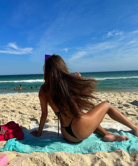 Thais Braz nude thumbnail