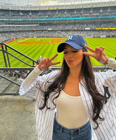 karenn fit erotic model photo