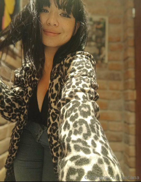 vetana naked model img