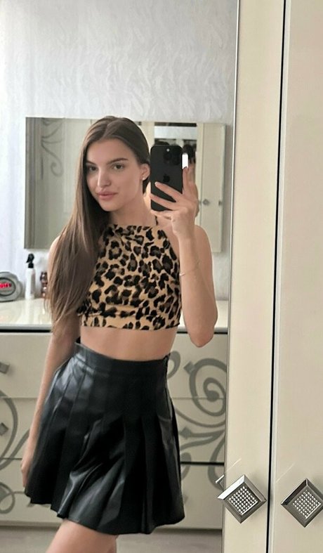 vixydi free model erotic photo