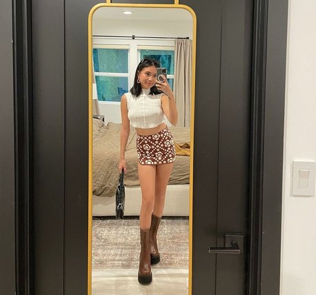 Niki Zefanya model sexy images