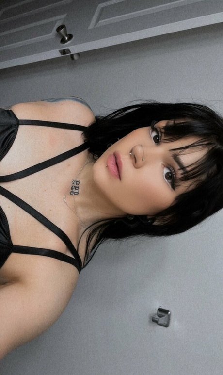 horrorwh0re model nude pics