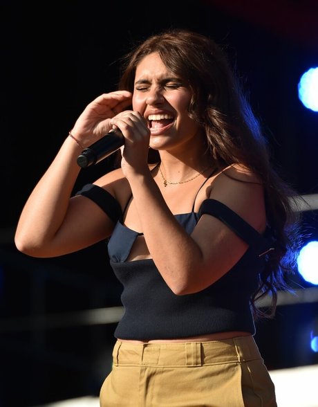 Alessia Cara star sexy picture