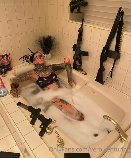 Vero Venturing nude thumbnail