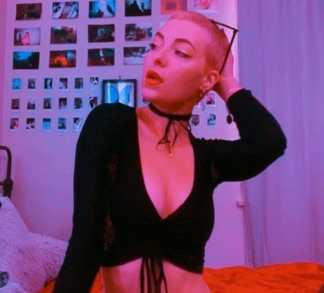 Avalon Valore model erotic pic